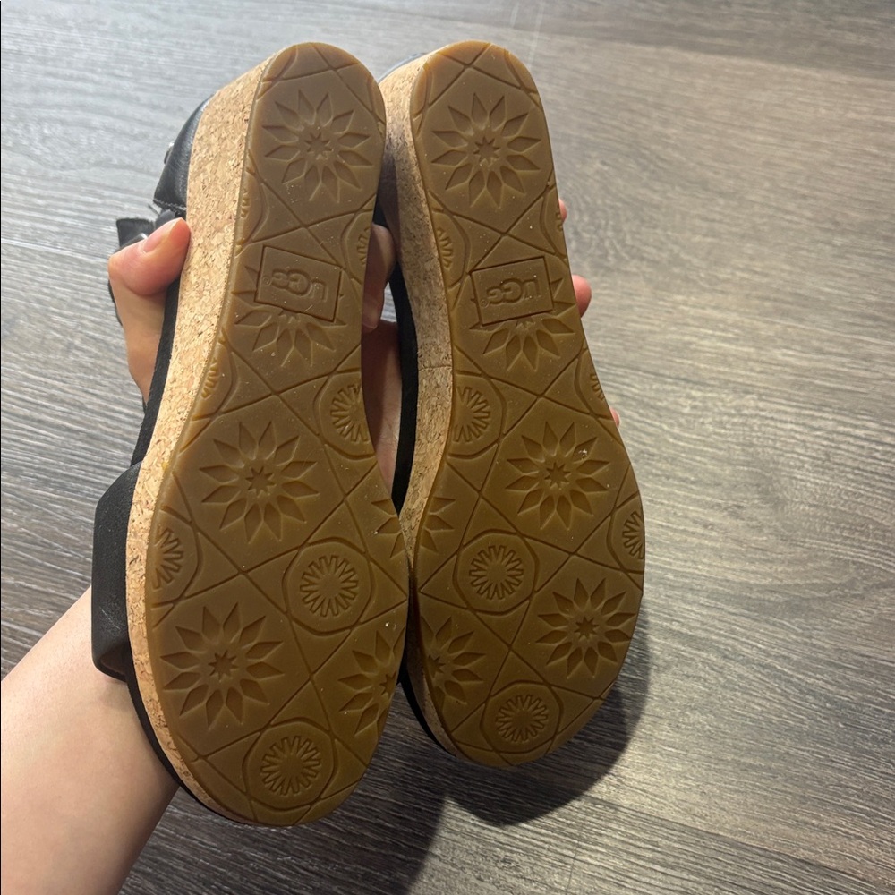 UGG women’s Zoe wedge sandals - Picture 3 of 6